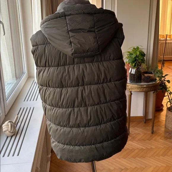 Zara Khaki lightweight Puffer Vest with Hood medium size - Picture 3 of 7